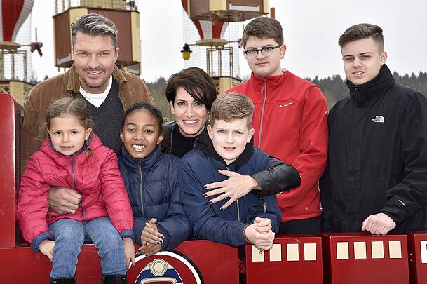 Familiengespann: Hardy Krüger Jr. mit Ehefrau Alice Krüger und den Kindern Layla, Vinas, Tamino, Dario und Theo, die aus früheren Beziehungen stammen. Familiengespann: Hardy Krüger Jr. mit Ehefrau Alice Krüger und den Kindern Layla, Vinas, Tamino, Dario und Theo, die aus früheren Beziehungen stammen.