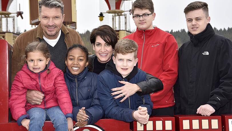 Familiengespann: Hardy Krüger Jr. mit Ehefrau Alice Krüger und den Kindern Layla, Vinas, Tamino, Dario und Theo, die aus früheren Beziehungen stammen. Familiengespann: Hardy Krüger Jr. mit Ehefrau Alice Krüger und den Kindern Layla, Vinas, Tamino, Dario und Theo, die aus früheren Beziehungen stammen.