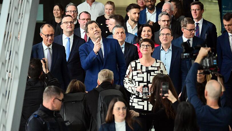 Der designierte Kanzler Merz spricht von "Arbeitskoalition". Am Dienstag soll das schwarz-rote Regierungsbündnis seine Arbeit aufnehmen. (Archivbild)