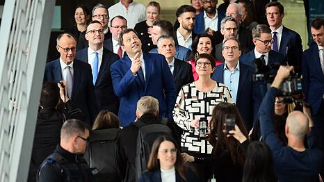 Der designierte Kanzler Merz spricht von "Arbeitskoalition". Am Dienstag soll das schwarz-rote Regierungsbündnis seine Arbeit aufnehmen. (Archivbild)