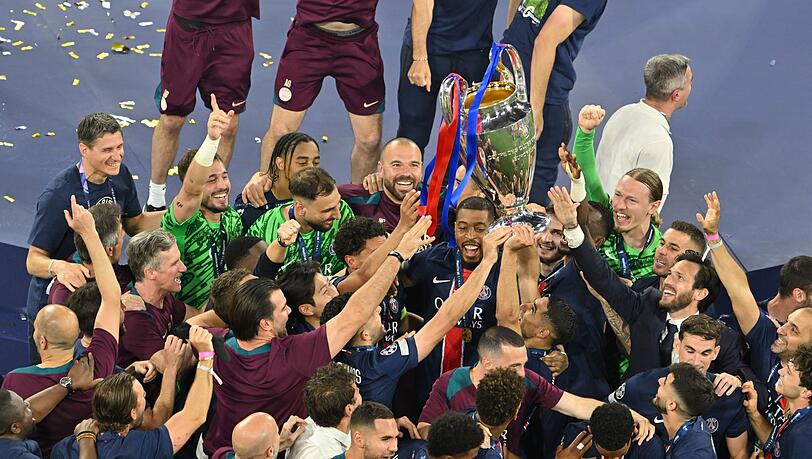 Siegerfoto mit dem silbernen Pokal.