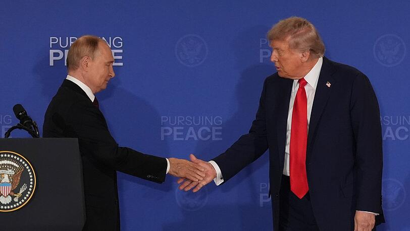 Putin (l) und Trump sehen den US-Plan an Grundlage f&uuml;r ein Ende des Ukraine-Kriegs. (Archivbild)