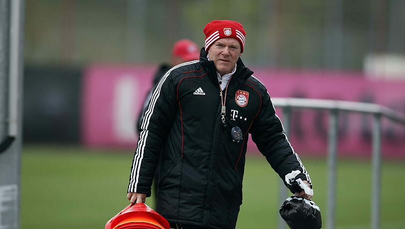 Ohne Hermann Gerland und mit Rainer Ulrich als Trainer verlor der FC Bayern II erneut. Ohne Hermann Gerland und mit Rainer Ulrich als Trainer verlor der FC Bayern II erneut.