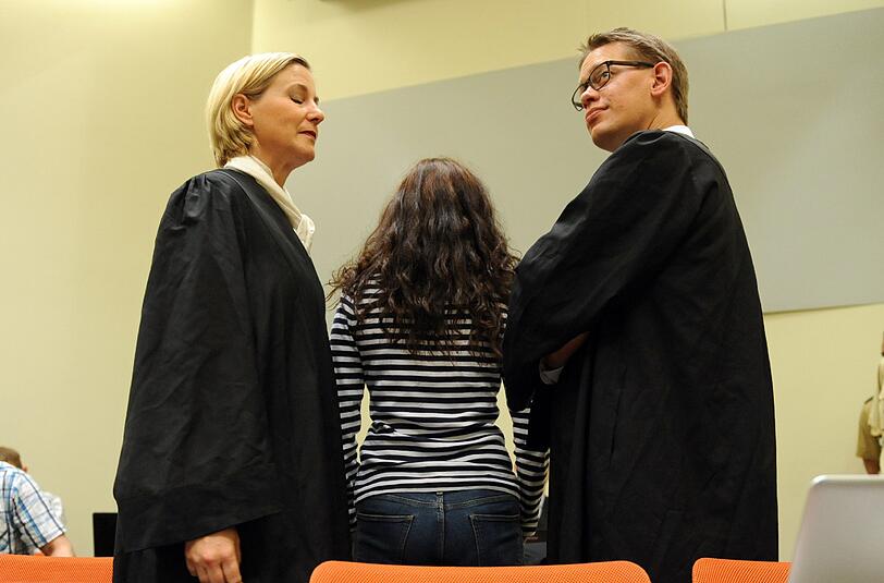 Beate Zschäpe am Dienstag im Gerichtssaal des Oberlandesgerichts in München zwischen ihren Anwälten Anja Sturm und Wolfgang Heer.