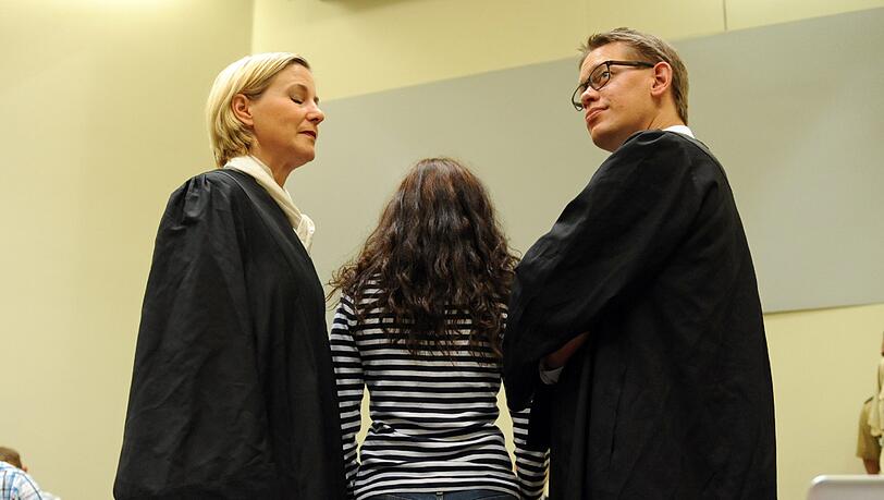 Beate Zschäpe am Dienstag im Gerichtssaal des Oberlandesgerichts in München zwischen ihren Anwälten Anja Sturm und Wolfgang Heer. Beate Zschäpe am Dienstag im Gerichtssaal des Oberlandesgerichts in München zwischen ihren Anwälten Anja Sturm und Wolfgang Heer.