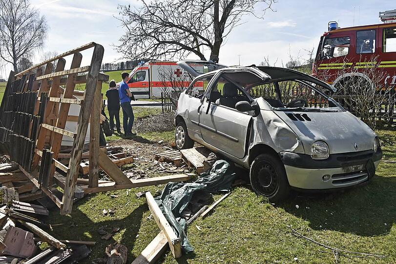 Der Twingo krachte durch den Gartenzaun und kam im Vorgarten zum Stehen.