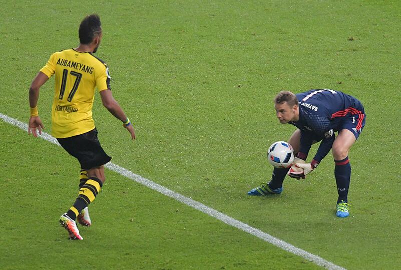 Manuel Neuer, Note 1: Bayerns Elfmeterheld! Parierte gegen Bender, Sokratis schoss vorbei. Zuvor in den 120 Minuten hatte er keinen einzigen Schuss abwehren müssen. Doch als Neuer gebraucht wurde, war er da. Mal wieder.