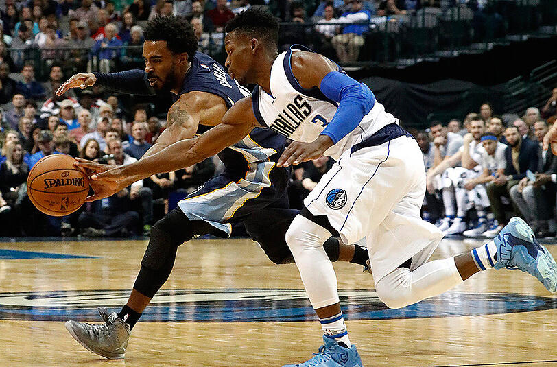 Die Dallas Mavericks unterliegen im Texas-Derby.