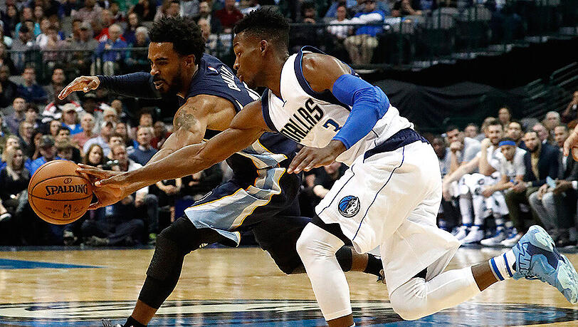 Die Dallas Mavericks unterliegen im Texas-Derby. Die Dallas Mavericks unterliegen im Texas-Derby.