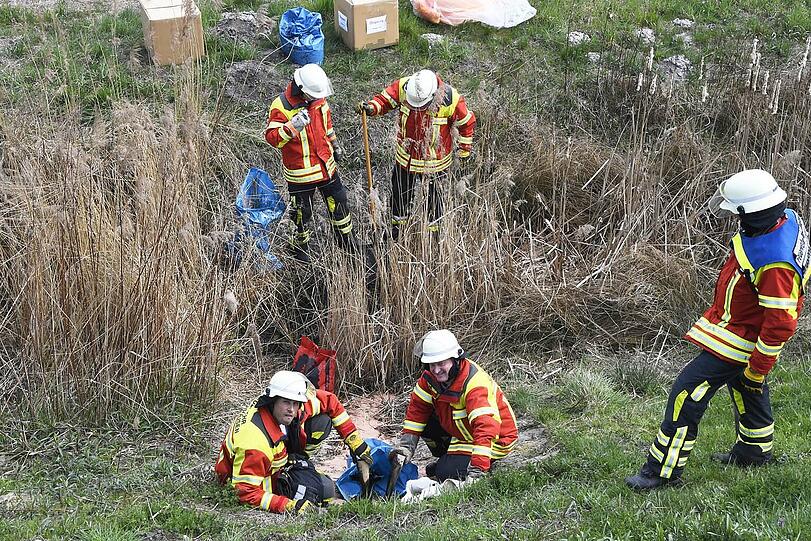 Das Führerhaus des Tiefladers krachte in den Anhänger - die Feuerwehr konnte den leichtverletzten Lkw-Fahrer aus dem Wrack bergen.