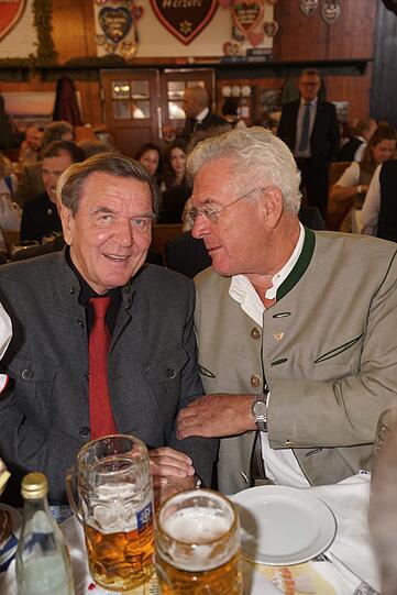 Gerhard Schröder bei Gesprächen mitten im Augustiner-Bräu...