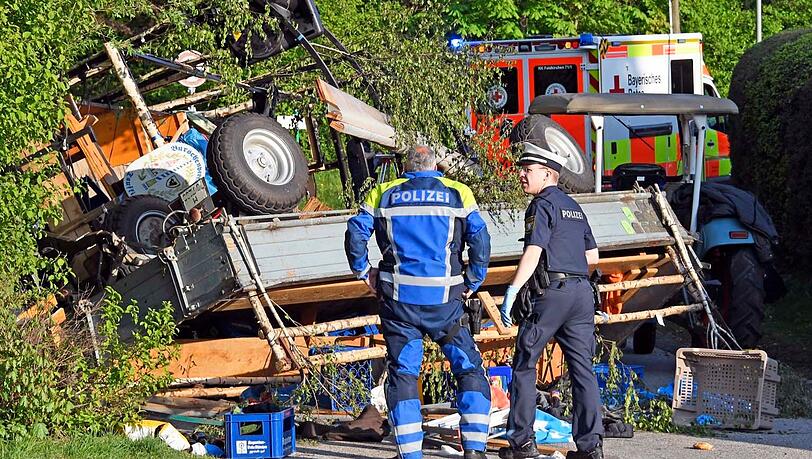 In Egmating (Lkr. Ebersberg) ist am Mittwoch ein Maibaumwagen umgestürzt - dabei wurden zahlreiche Menschen teils schwer verletzt. In Egmating (Lkr. Ebersberg) ist am Mittwoch ein Maibaumwagen umgestürzt - dabei wurden zahlreiche Menschen teils schwer verletzt.