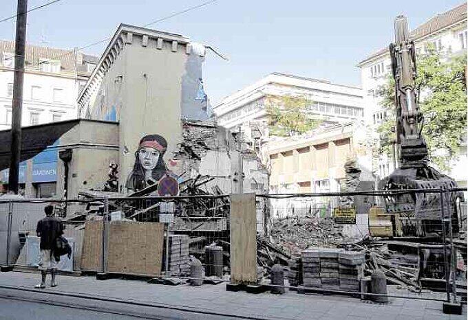 Mit diesem Bild dokumentierte die AZ am 13. September 2012 den Abriss des ehemaligen Trafohäusls.