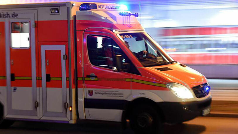 Mit Blaulicht in München: ein Rettungswagen im Einsatz.