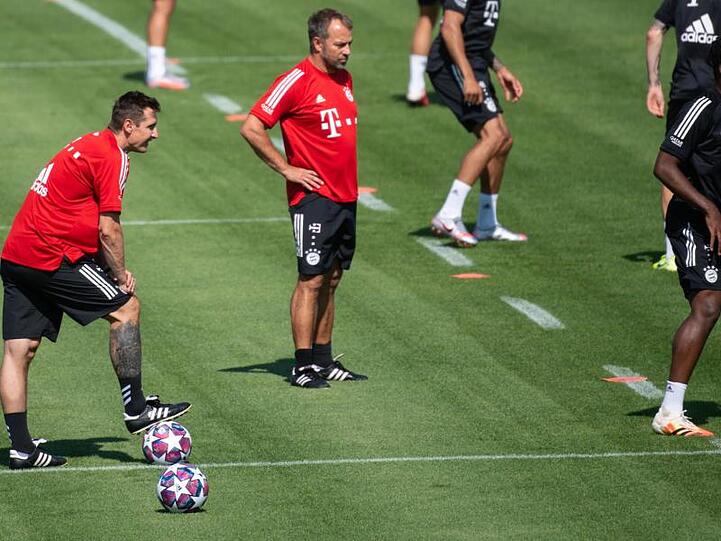 Bayern-Coach Hansi Flick (M) beobachtet seine Spieler beim Training.