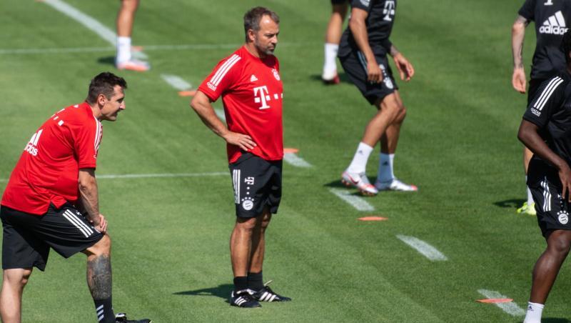 Bayern-Coach Hansi Flick (M) beobachtet seine Spieler beim Training. Bayern-Coach Hansi Flick (M) beobachtet seine Spieler beim Training.
