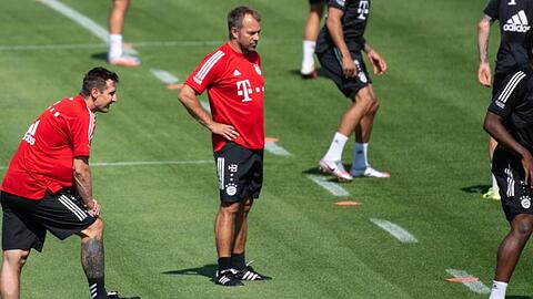 Bayern-Coach Hansi Flick (M) beobachtet seine Spieler beim Training.