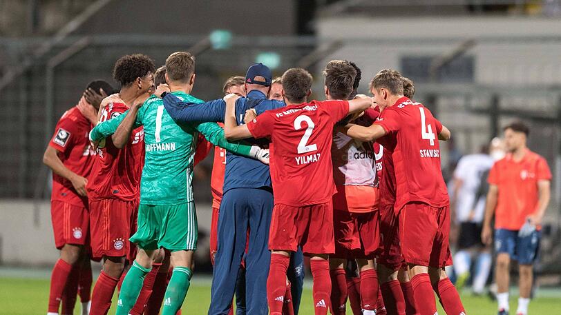 Die kleinen Bayern feiern den Derby-Sieg über den TSV 1860.