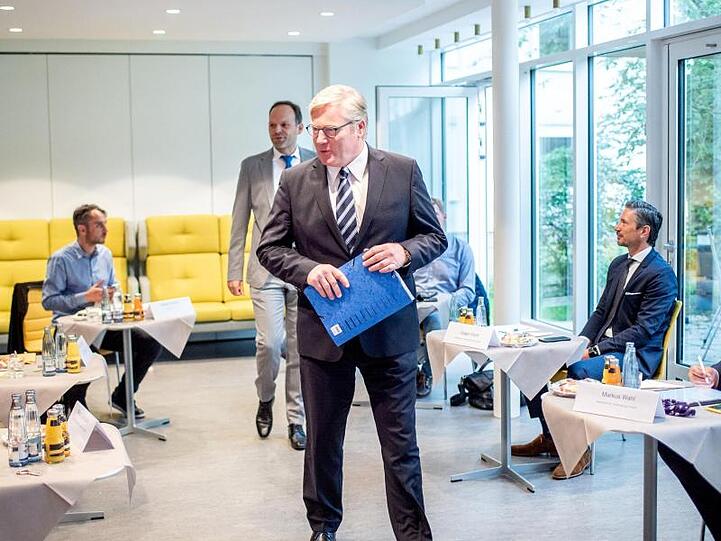 Bernd Althusmann (CDU, M), Wirtschaftsminister in Niedersachsen, kommt zu einer Gesprächsrunde mit Akteuren aus der Flugbranche.