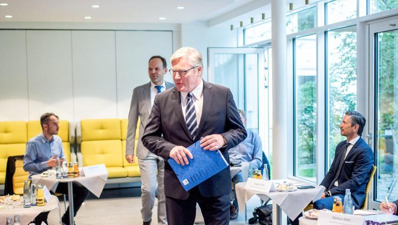 Bernd Althusmann (CDU, M), Wirtschaftsminister in Niedersachsen, kommt zu einer Gesprächsrunde mit Akteuren aus der Flugbranche. Bernd Althusmann (CDU, M), Wirtschaftsminister in Niedersachsen, kommt zu einer Gesprächsrunde mit Akteuren aus der Flugbranche.