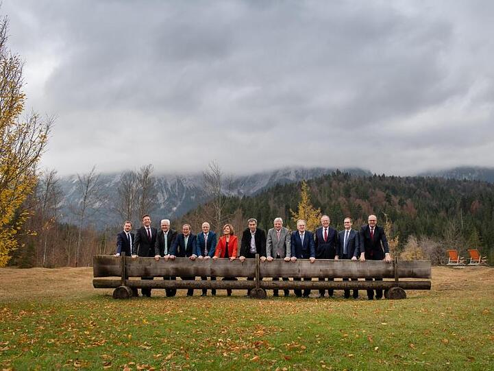 Gruppenfoto bei der Jahreskonferenz der Ministerpräsidenten. Foto: Peter Kneffel/dpa
