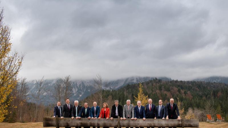 Gruppenfoto bei der Jahreskonferenz der Ministerpräsidenten. Foto: Peter Kneffel/dpa Gruppenfoto bei der Jahreskonferenz der Ministerpräsidenten. Foto: Peter Kneffel/dpa