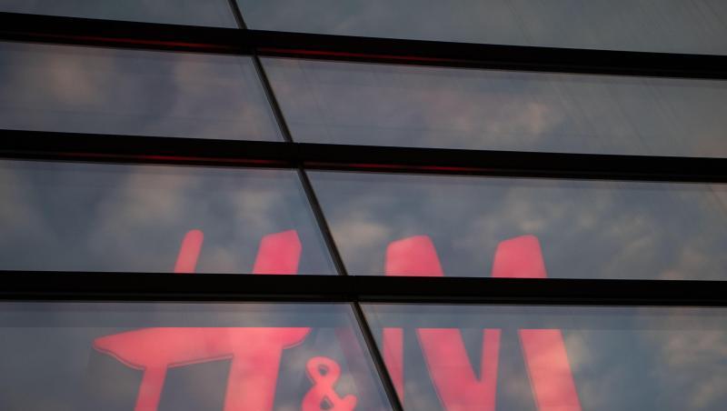 Das Logo des Textilhandelsunternehmens H&M (Hennes & Mauritz) ist hinter einer Scheibe zu sehen. Foto: Marijan Murat/dpa/Archivbild Das Logo des Textilhandelsunternehmens H&M (Hennes & Mauritz) ist hinter einer Scheibe zu sehen. Foto: Marijan Murat/dpa/Archivbild
