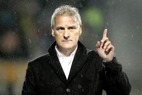 Rat- und Planlos: Fred Rutten steht bald ohne Job da, auf Schalke vetraut ihm zimindest niemand mehr.