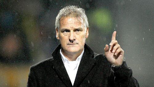 Rat- und Planlos: Fred Rutten steht bald ohne Job da, auf Schalke vetraut ihm zimindest niemand mehr. Rat- und Planlos: Fred Rutten steht bald ohne Job da, auf Schalke vetraut ihm zimindest niemand mehr.