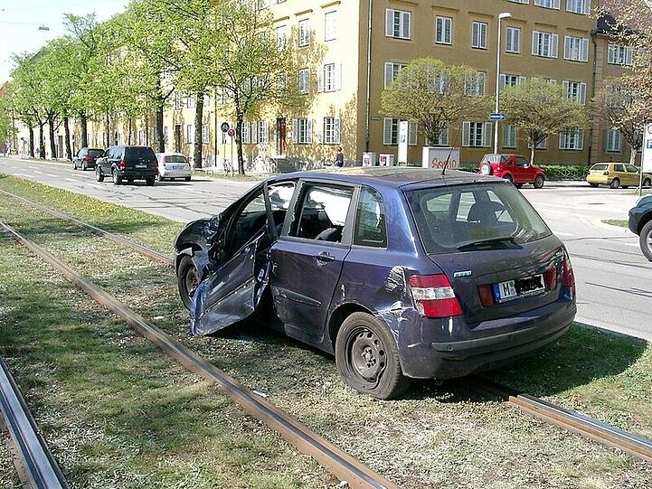 Es entstand ein Gesamtschaden von ca. 22.500 Euro: Ein Pkw ist in eine Trambahn gekracht.