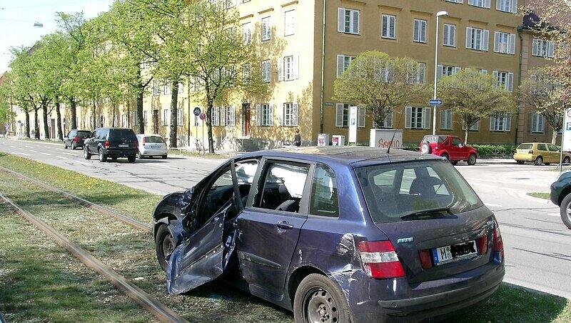Es entstand ein Gesamtschaden von ca. 22.500 Euro: Ein Pkw ist in eine Trambahn gekracht. Es entstand ein Gesamtschaden von ca. 22.500 Euro: Ein Pkw ist in eine Trambahn gekracht.