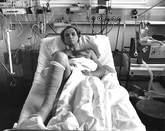 Unter Schock, aber am Leben: Uli Hoeneß am 20. Februar 1982, drei Tage nach dem Flugzeugabsturz im Nordstadt-Krankenhaus von Hannover.