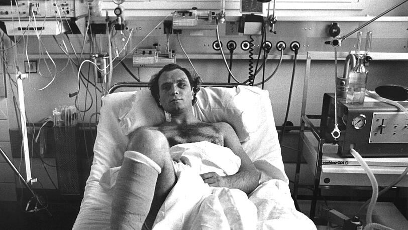 Unter Schock, aber am Leben: Uli Hoeneß am 20. Februar 1982, drei Tage nach dem Flugzeugabsturz im Nordstadt-Krankenhaus von Hannover. Unter Schock, aber am Leben: Uli Hoeneß am 20. Februar 1982, drei Tage nach dem Flugzeugabsturz im Nordstadt-Krankenhaus von Hannover.