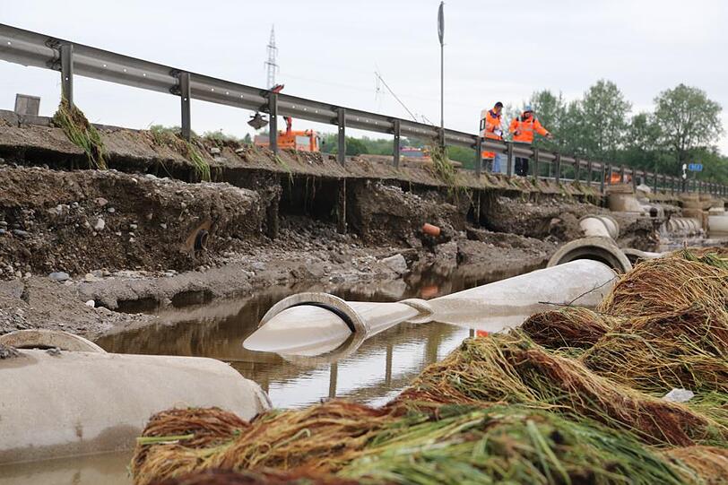 Schwere Hochwasser-Schäden an der A8. Die Bilder zum Durchklicken.