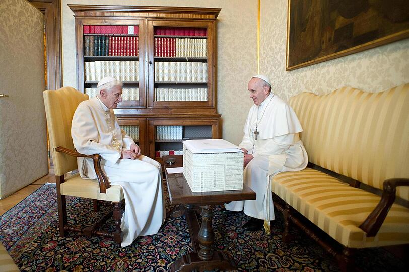 23. März 2013 Dieses Bild wird in die Geschichte eingehen, denn bisher gab es kein Foto, bei dem der alte und neue Papst gemeinsam zu sehen waren. Hier besucht Franziskus seinen Vorgänger Benedikt XVI. in Castel Gandolfo.