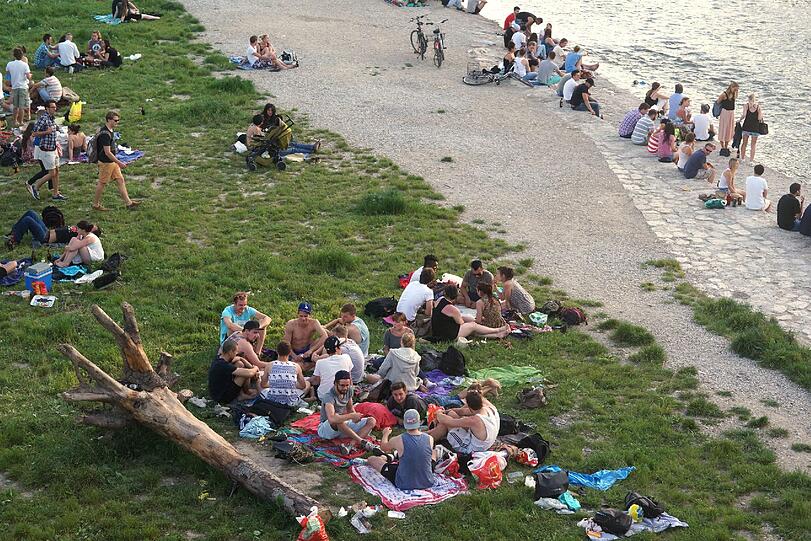An an der Isar genießen die Münchner das schöne Pfingst-Wetter!