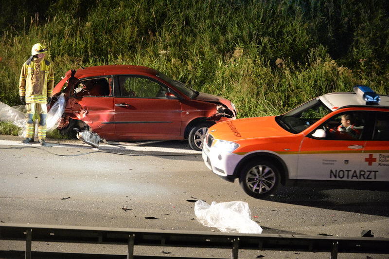 Unfall-Drama auf der A8 bei Grabenstätt: Eine französische Familie kracht mit ihrem Auto in ein Pannen-Auto. Bei dem Crash entsteht ein Trümmerfeld mit einer Länge von 300 Metern. Die Insassen kommen in die Klinik. Die Bilder...