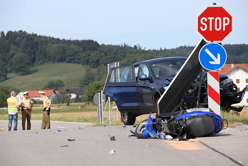 Schrecklicher Unfall auf der Kreisstraße MÜ25 in Richtung Waldkraiburg: Ein Rollerfahrer erlag seinen schweren Verletzungen!