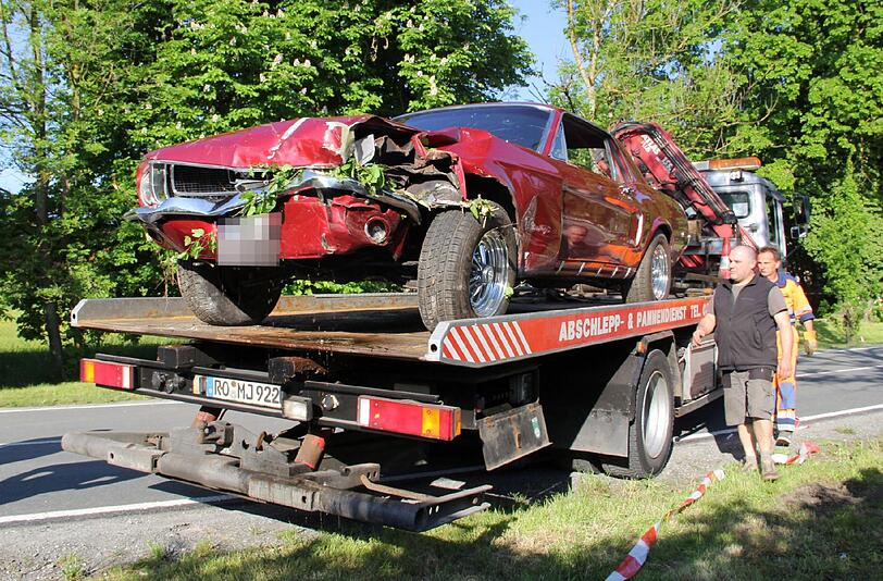 Derzeit gelten ein 50-Jähriger und sein 14-jähriger Sohn als schwerverletzt, ein 29-jähriger Zuschauer trug schwerste Verletzungen davon.