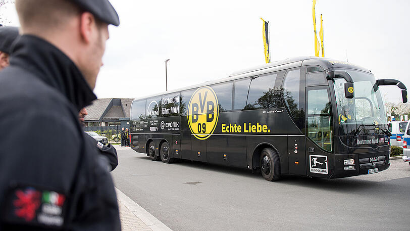 Unter besonderer Beobachtung: Der Mannschaftsbus von Borussia Dortmund am Mittwochnachmittag.
