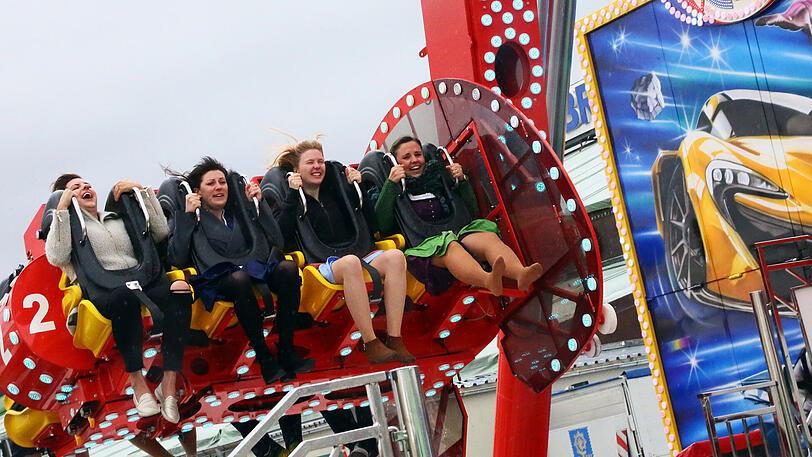 Zwischen Freude und Angst: Der XXL-Racer rauscht 55 Meter in die Tiefe.