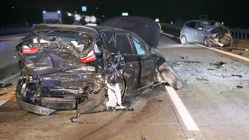 Ein silberner PKW ist in einen schwarzen Unfallwagen geprallt. Beide Fahrer kamen verletzt ins Krankenhaus.