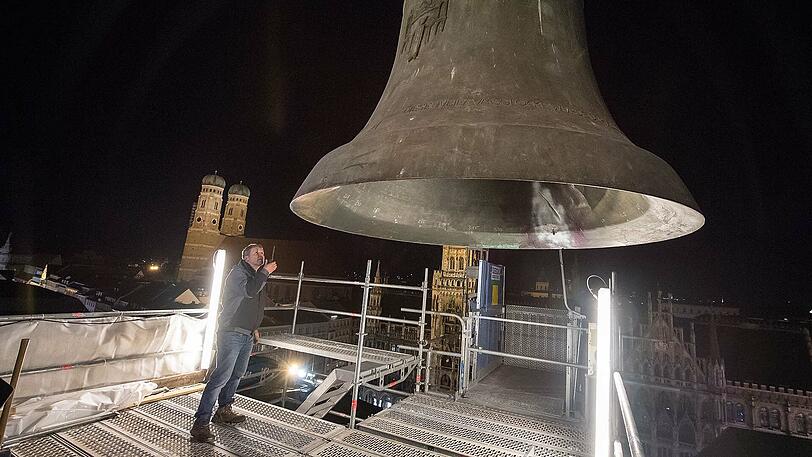 Die sieben Tonnen schwere Jubiläumsglocke wurde Anfang April zu Reparaturarbeiten mit einem Kran aus dem Kirchturm gehoben.