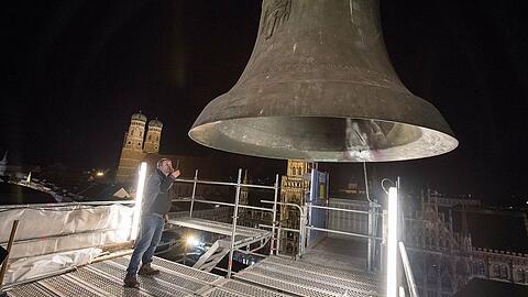 Die sieben Tonnen schwere Jubiläumsglocke wurde Anfang April zu Reparaturarbeiten mit einem Kran aus dem Kirchturm gehoben.