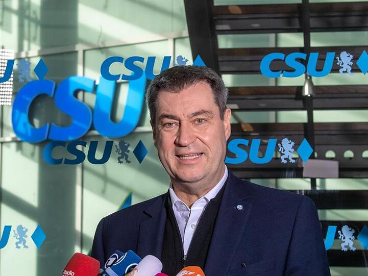 Markus Söder (CSU)steht vor Mikrofonen. Foto: Peter Kneffel/dpa/Archivbild
