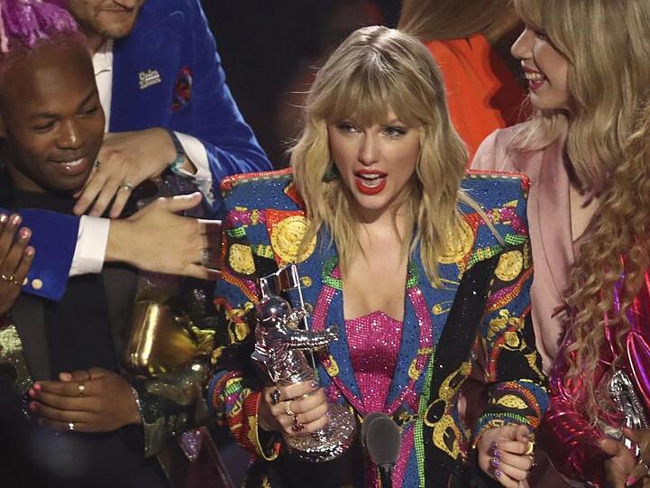 Taylor Swift mit ihrem Mondmann für das "Video des Jahres".