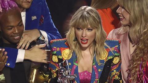 Taylor Swift mit ihrem Mondmann für das "Video des Jahres".