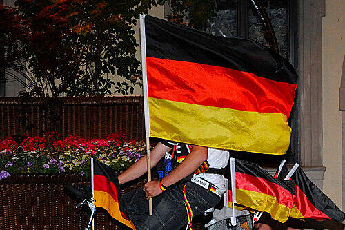 Ja! Geschafft! - Deutschland steht im Viertelfinale, die Fans auf der Leopoldstraße feiern.