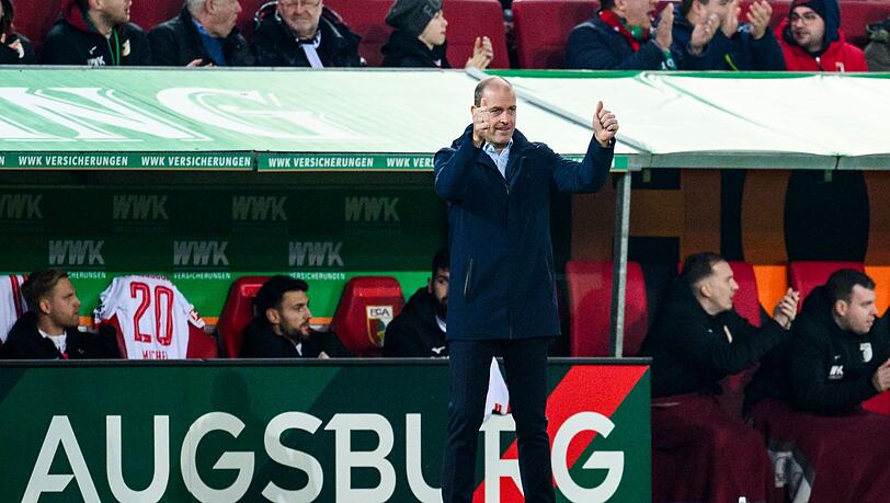 Augsburgs Trainer Jess Thorup gestikuliert.
