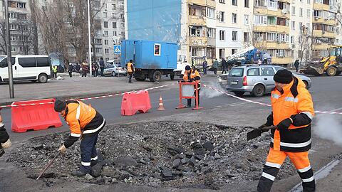 Arbeiter beseitigen die Folgen eines russischen Drohnenangriffs in Charkiw.